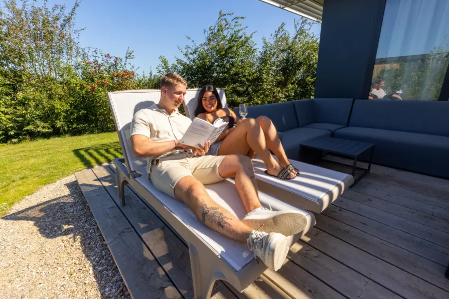 Ananda en Twan ligbedjes dichtbij