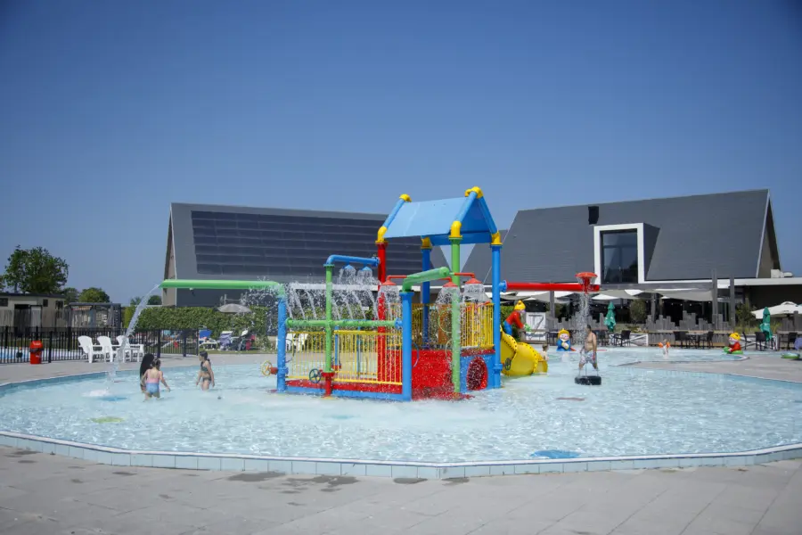 Zwembad waterspeeltuin centrumgebouw 1