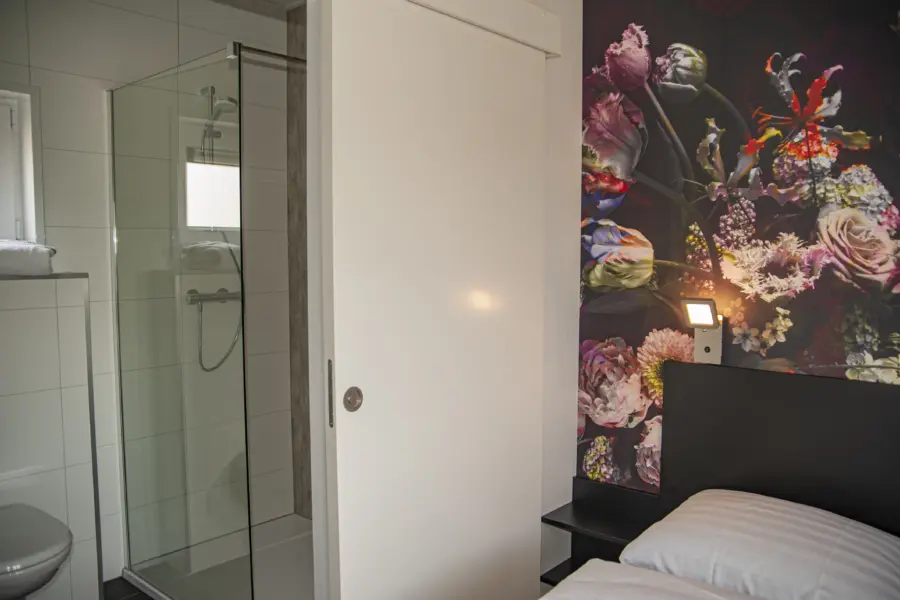Slaapkamer Badkamer Bloemenwand Duin Lodge de Luxe
