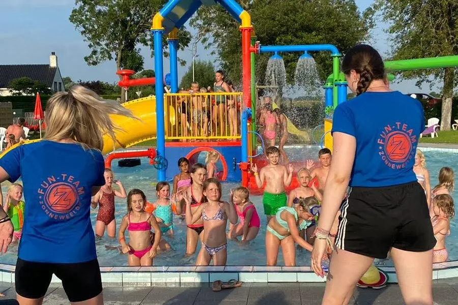 Animatiemeiden dansen zwembad