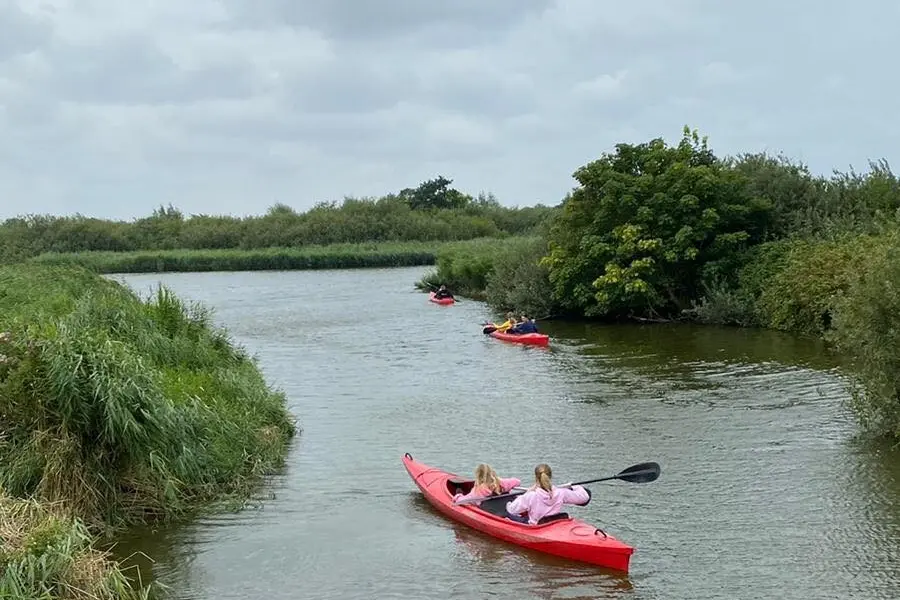 Kanoen meiden roze trui water