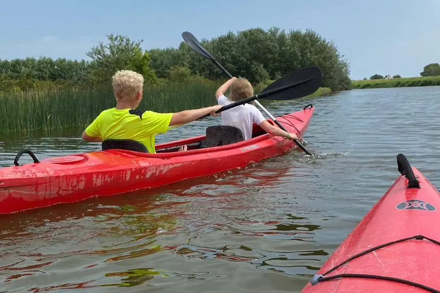 Kanoen jongens achterkant water