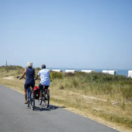 Fietsers strandslaaphuisjes