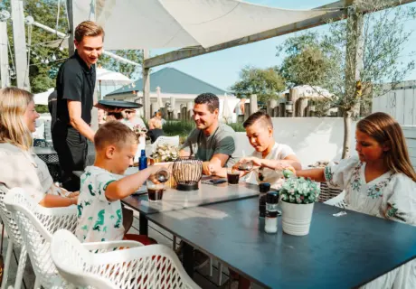 Sfeervol Italiaans restaurant Piazza op Camping Zonneweelde in Zeeland