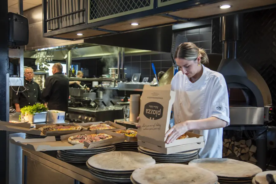 Karen pizza take away doos