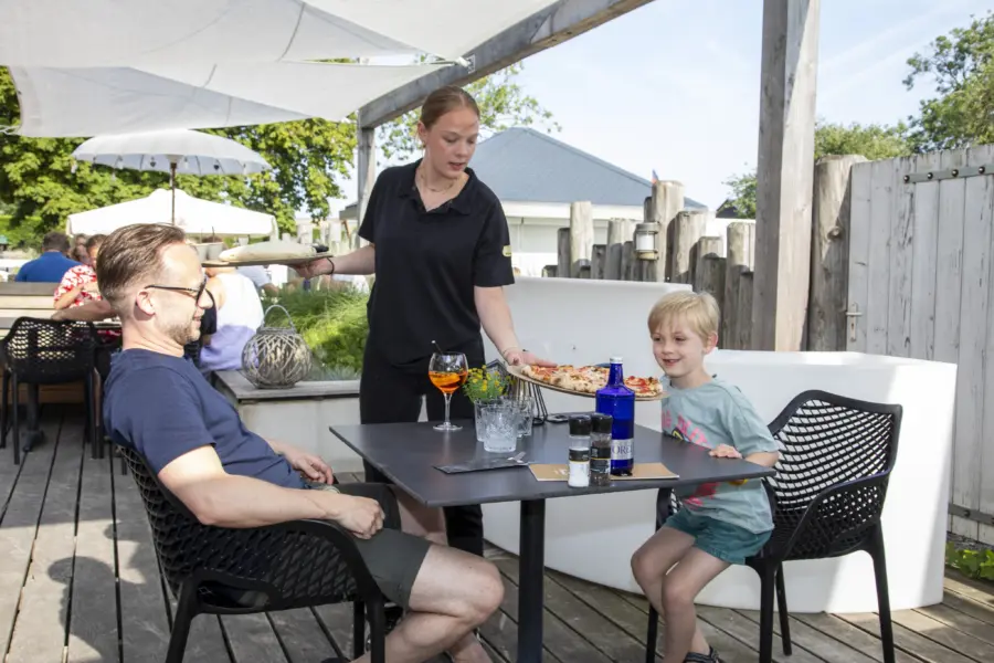 Maartje bediening pizza&#039;s jongetje
