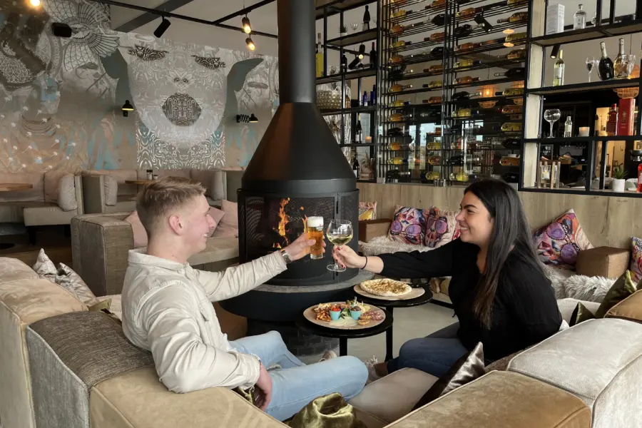 Ananda en Twan bij Piazza proosten