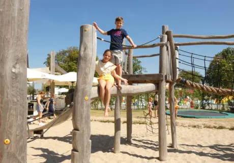Buitenspeeltuin voor kinderen op Camping Zonneweelde in Zeeland
