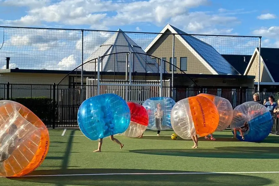 Bubble ball panna voetbal centrumgebouw