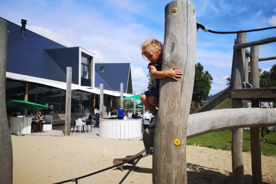 Speeltoestel buiten terras meisje