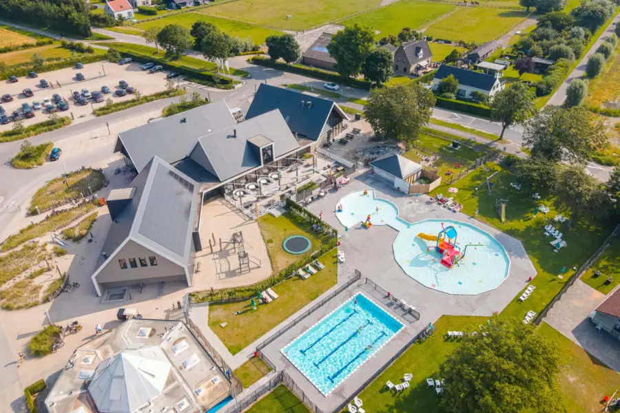 Centrumgebouw en zwembad bij Camping Zonneweelde