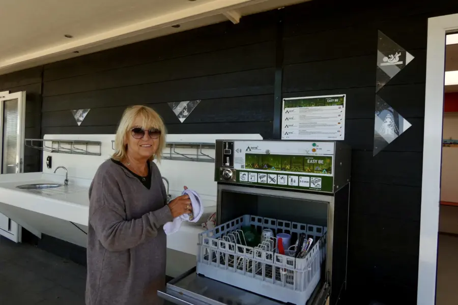 Vrouw bij easybe vaatwasmachine