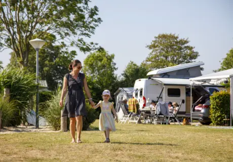 Moeder en dochter op ruime kampeerplaats op de camping