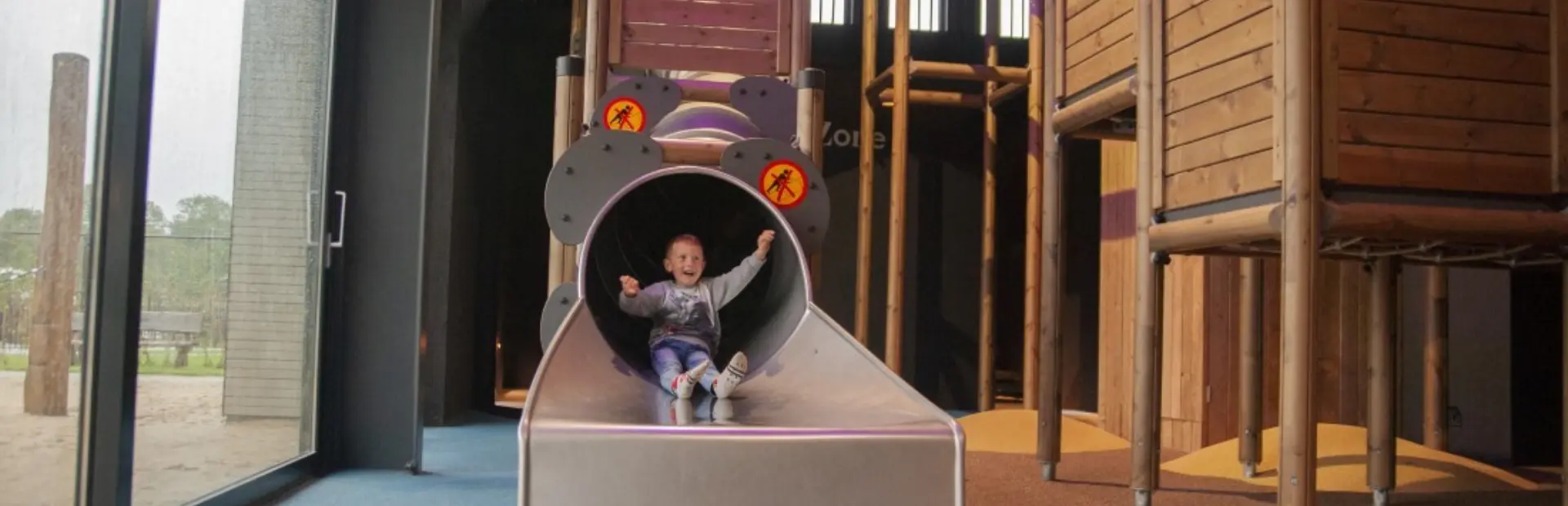 Binnen speeltuin jongen oktober 2020