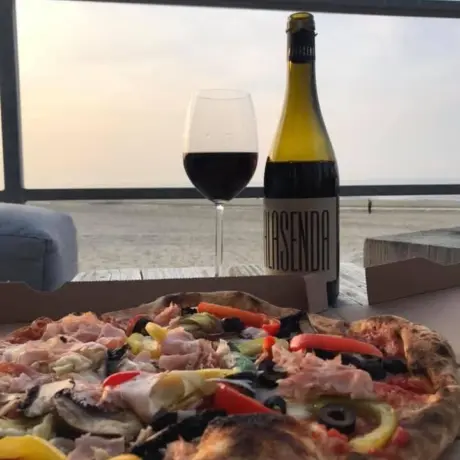 Piazza pizza en wijn strandweelde uitzicht