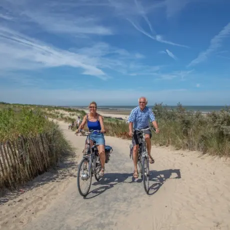 Koppel fietsen bij duinen zeeuwse kust