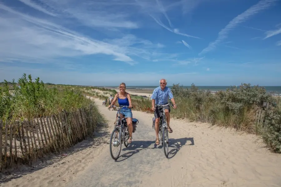 Koppel fietsen bij duinen zeeuwse kust