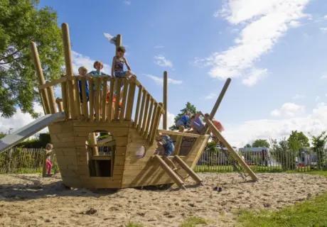 Grote speeltuin met glijbaan op Camping Zonneweelde in Zeeland