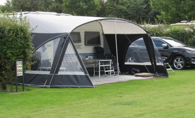 Comfortplaats caravan met voortent