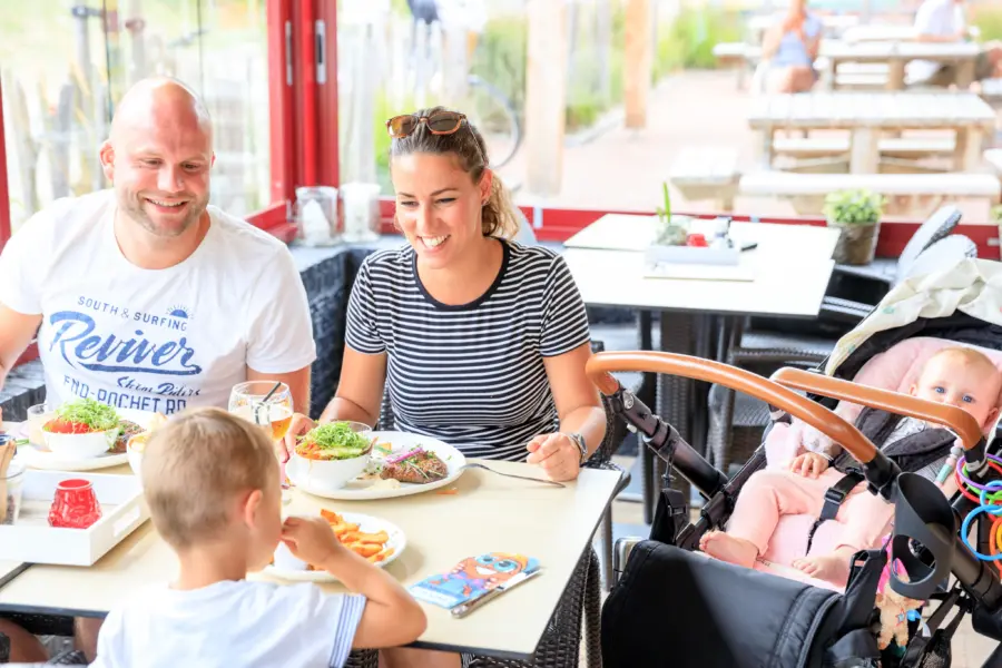 Ouders eten binnen  in restaurant met kind en baby in kinderwagen - Zwinhoeve