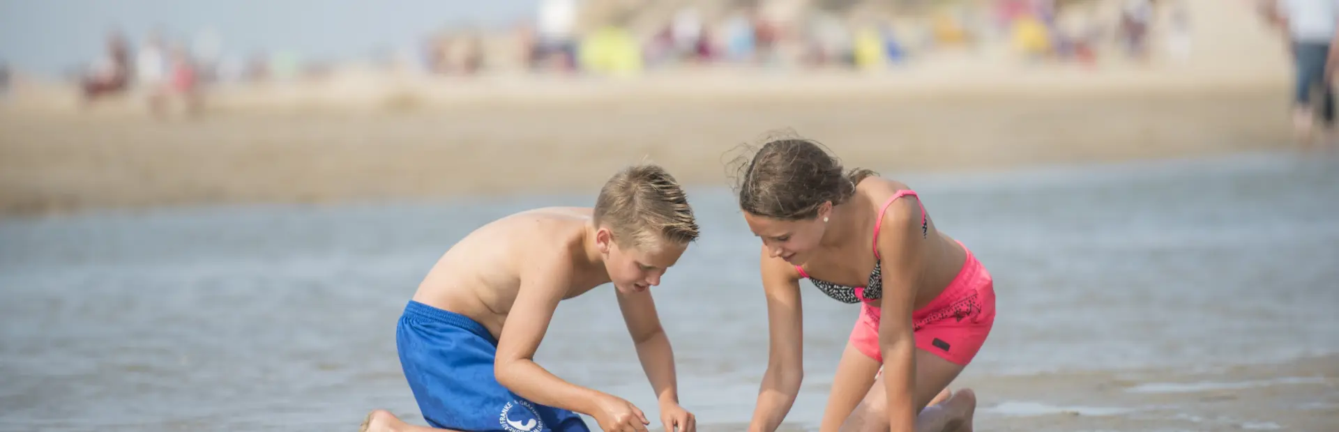 Jongen en meisje zoeken haaientanden
