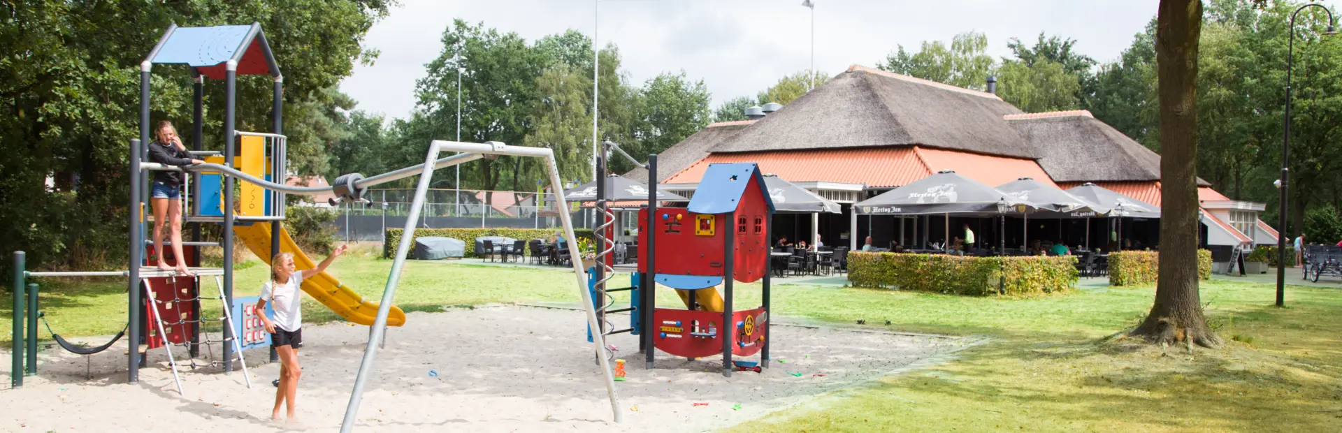 Heksenboom spelen op het nieuwe speeltoestel