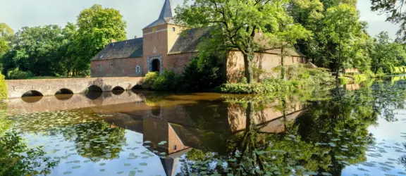 Kasteeltuinen Arcen_lente Poortgebouw