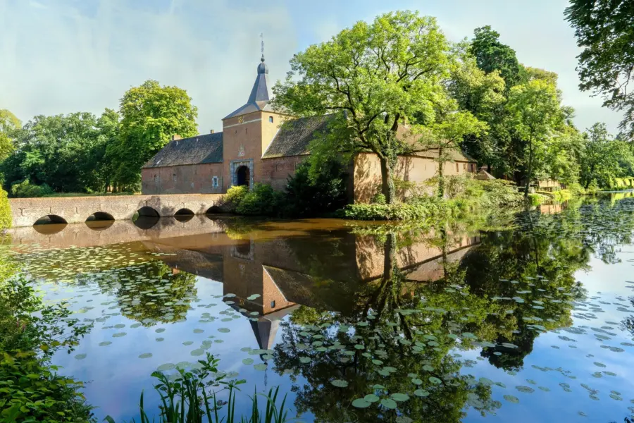 Kasteeltuinen arcen lente poortgebouw