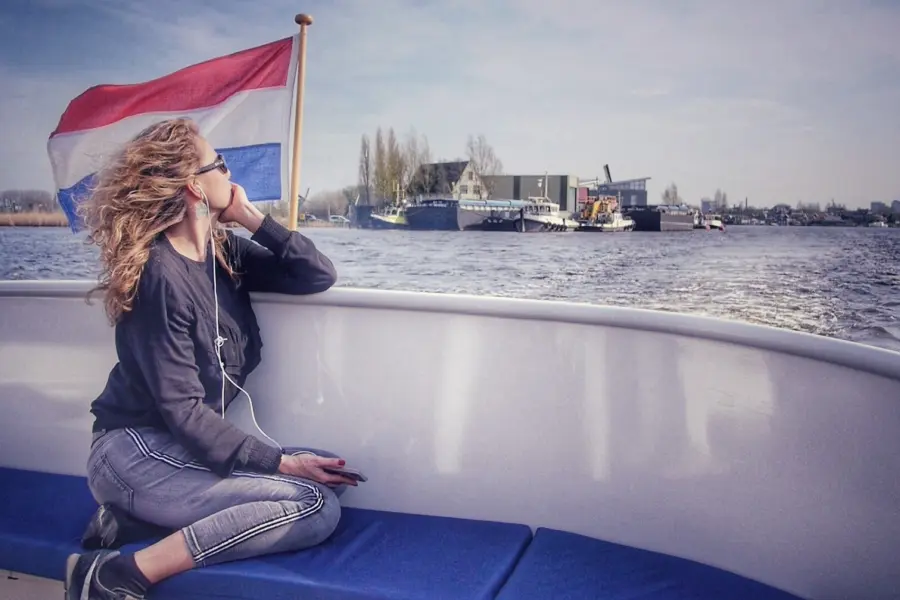 foto dame in chill stand achterkuip schip