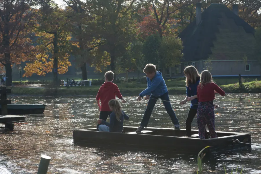 Het Nederlands Openluchtmuseum - Kinderen op het water