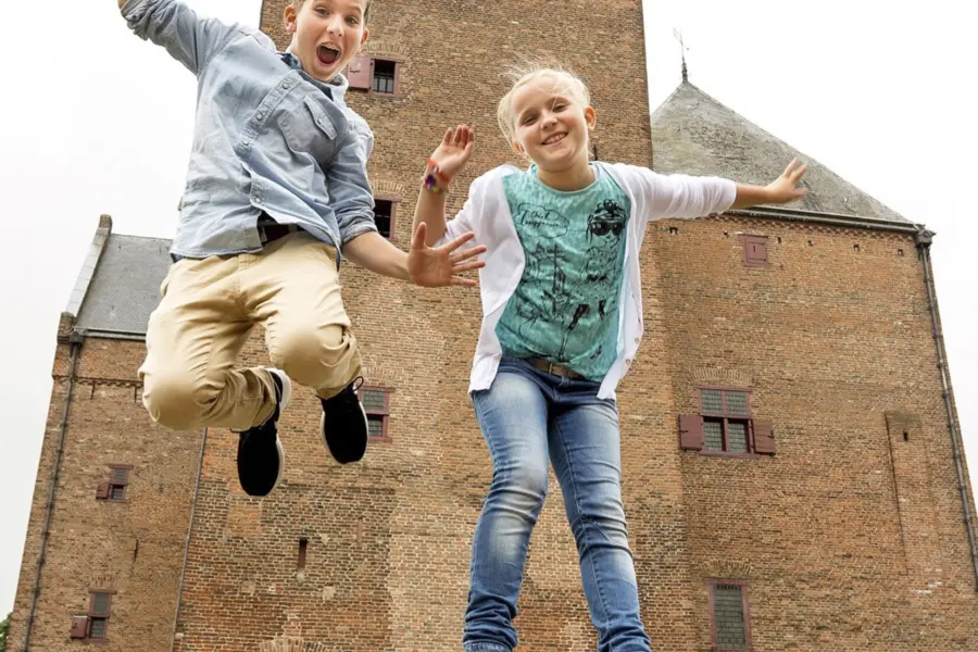 Loevestein springen staand