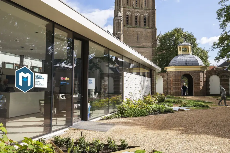 Musea zutphen schelpenpoort entree en tuin foto joep jacobs met logo