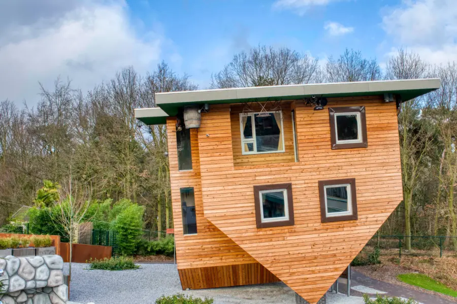 Huis op de kop photoshop edit