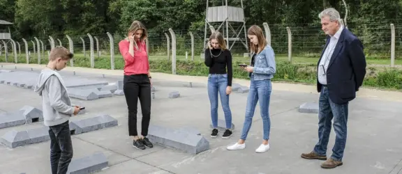 Bezoekers bij maquette Kamp Vught_foto Jan van de Ven