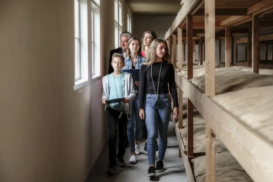 Bezoekers in reconstructie barak van nationaal monument kamp vught foto jan van de ven