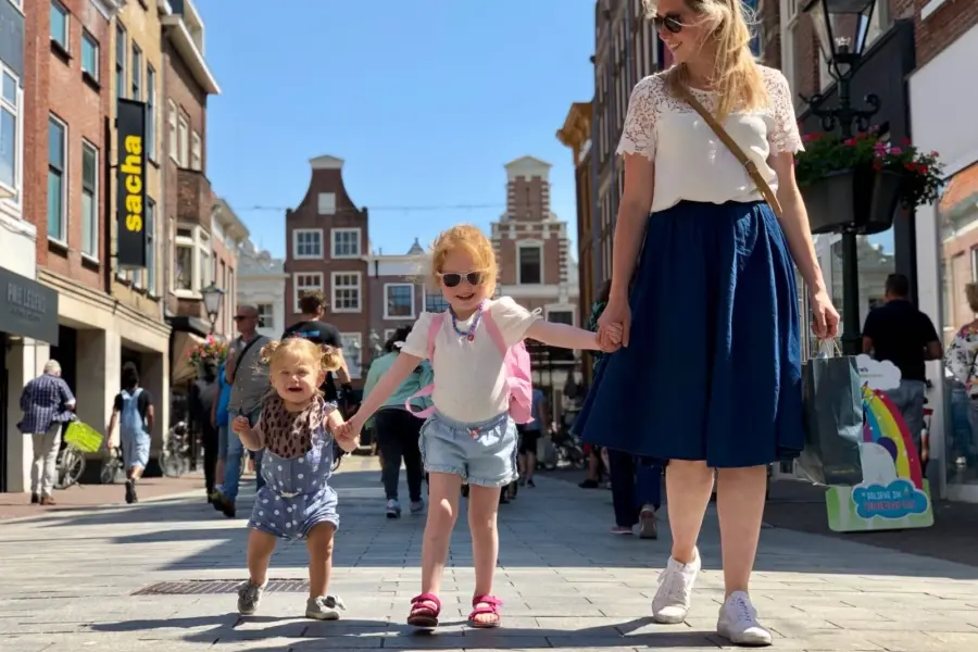 moeder met dochters shoppen - Alkmaar