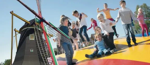 Liggende foto met molen en kinderen