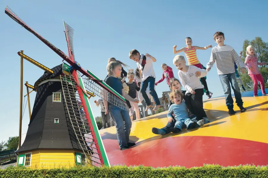 Liggende foto met molen en kinderen