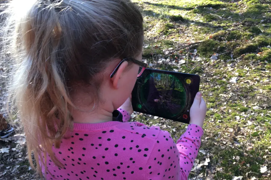 The Nature Game- Meisje op tablet