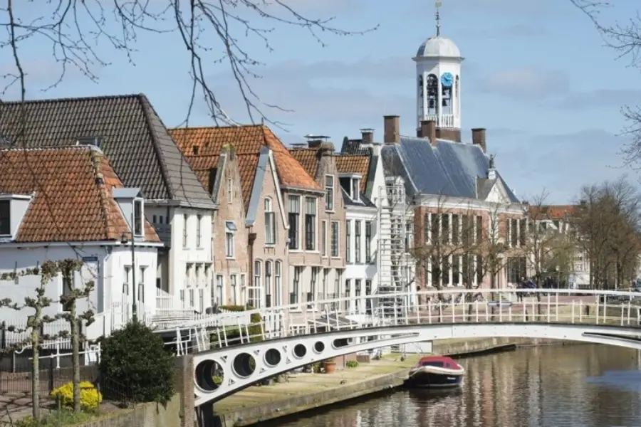 59341_fullimage_view_on_dokkum_from_canal_818x512