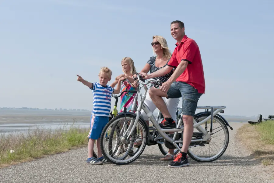 Regio - Zeeland - Scheldeoord fietsers gezin