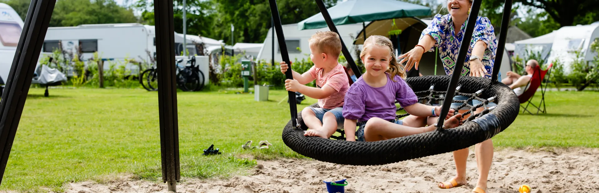 Bosuil schommel kinderen met mama 1 C5 A8681