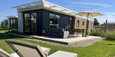 Zonneweelde Lodge 6 pers ligbedden terras.jpeg