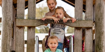 Speeltuin- kindern op de glijbaan.jpg
