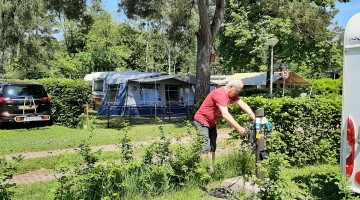 man bij waterkraantje .jpg