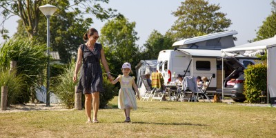 Moeder dochter kamperen.jpg