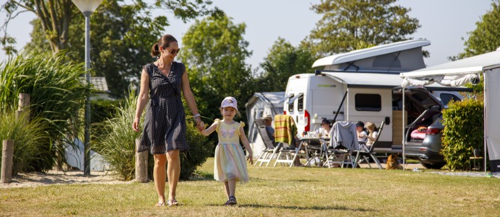Moeder dochter kamperen.jpg