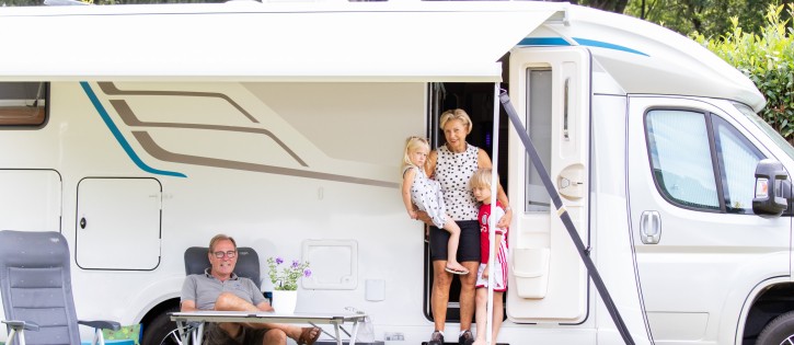 Oma en opa met kleinkinderen camper.jpg