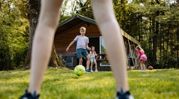 Safarilodge- voetbal spelen voor de tent.jpg
