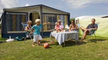 voetballen op de kampeerplek.jpg